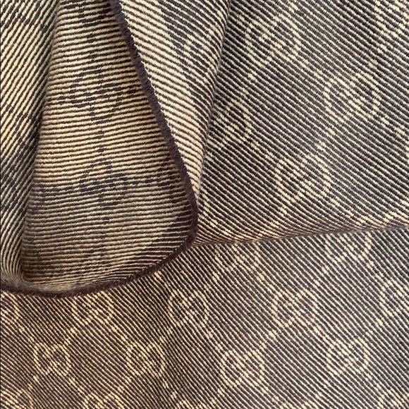 Gucci Scarf 70 x 14 - Picture 4 of 4